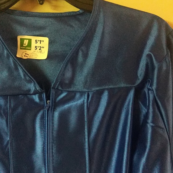 Graduation gown - Picture 3 of 3